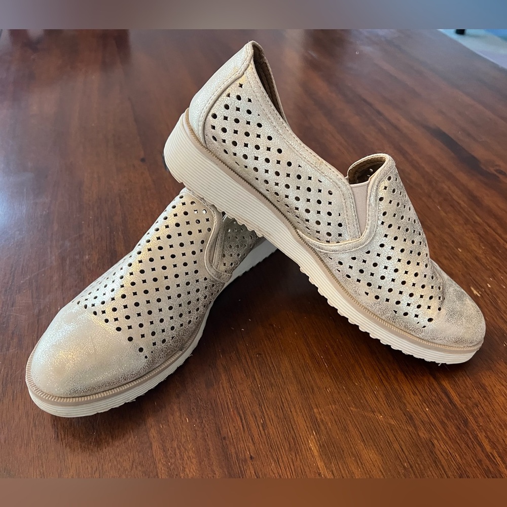 Natural Soul Brushed Gold Women’s Shoes in size 7